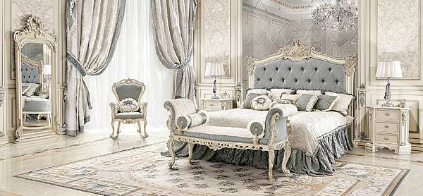 Большая классическая спальня с серебристой отделкой цвета слоновой кости и серой тканевой обивкой фабрика MODENESE GASTONE из Италии. Фото №1