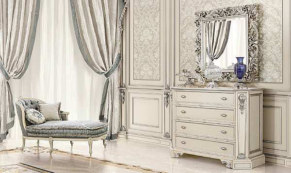 Большая классическая спальня с серебристой отделкой цвета слоновой кости и серой тканевой обивкой фабрика MODENESE GASTONE из Италии. Фото №3
