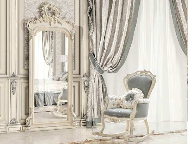 Большая классическая спальня с серебристой отделкой цвета слоновой кости и серой тканевой обивкой фабрика MODENESE GASTONE из Италии. Фото №5