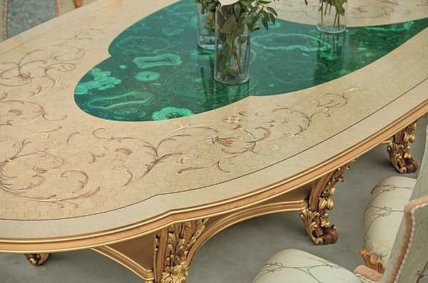 Большой овальный стол со вставками из малахита