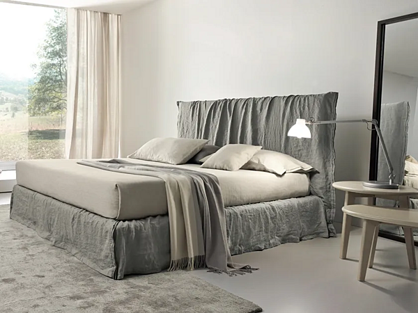 Двуспальная кровать с обитой спинкой из ткани Duomo Design Dress фабрика Duomo Design из Италии. Фото №1