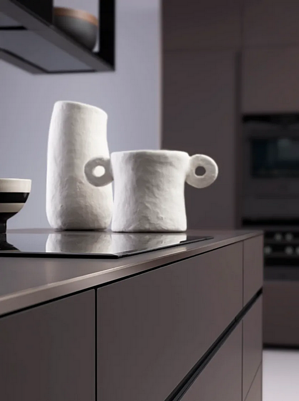 Кухня с островом без ручек из ламината шоколад VALCUCINE Riciclantica Outline фабрика VALCUCINE из Италии. Фото №5