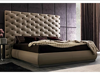 Двуспальная кровать с tufted подголовником из ткани CORTEZARI Richard 945 Двуспальная кровать с tufted подголовником из ткани CORTEZARI Richard 945 фабрика CORTE ZARI из Италии